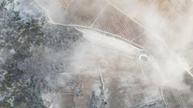 Toprak tarlalarının bulutlar arasındaki görüntüsü, ekilmeye hazır toprak gökyüzünden kahverengi görünüyor, bulutlu hava yeryüzü manzarası