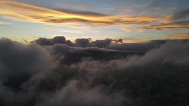 Gün batımında bulutların arasından manzara görüntüsü, tropikal havadaki bulutlar, Amazon yağmur ormanları havası