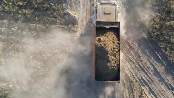Αεροφωτογραφία Του Φορτηγού Που Φορτώνει Χώμα Στο Κοντέινερ Κίνηση Εργασία — Αρχείο Βίντεο
