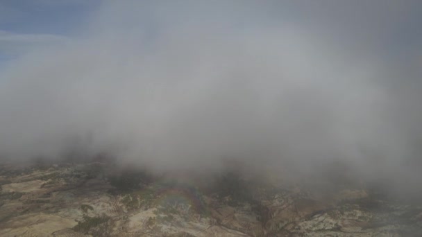 Vista Aérea Campo Através Nuvens Cinzas Paisagem Vale Montanha Sobre — Vídeo de Stock