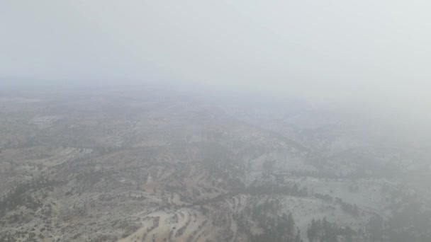 霧の多い空のパノラマスカイライン山の青い空地球の風景ははっきりしない地球の周りの灰色の雲 — ストック動画