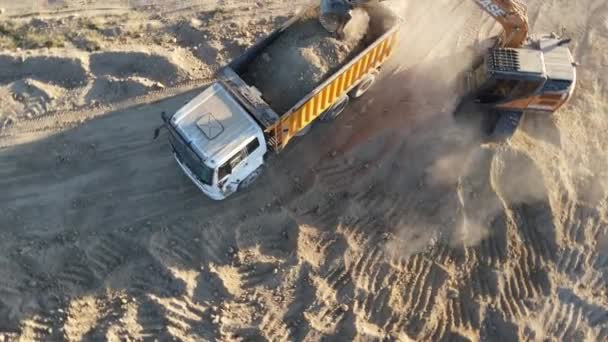 공사장 기계가 트럭에 나르는 사람들은 기계를 사용하여 옮기는 — 비디오