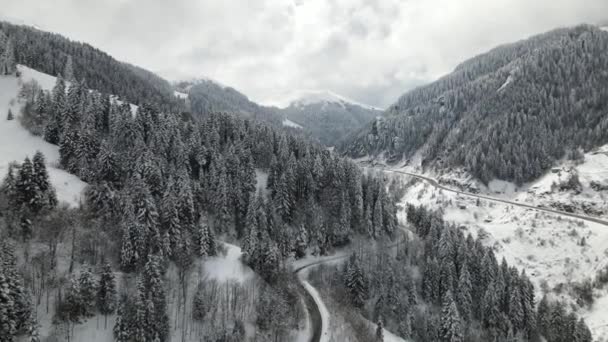Strzelanie Powietrza Bardzo Piękny Zimowy Krajobraz Pokryte Śniegiem Góry Góry — Wideo stockowe