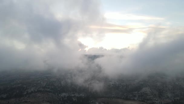 Paisagem Montanha Vista Através Nuvens Cinzentas Céu Tem Uma Imagem — Vídeo de Stock