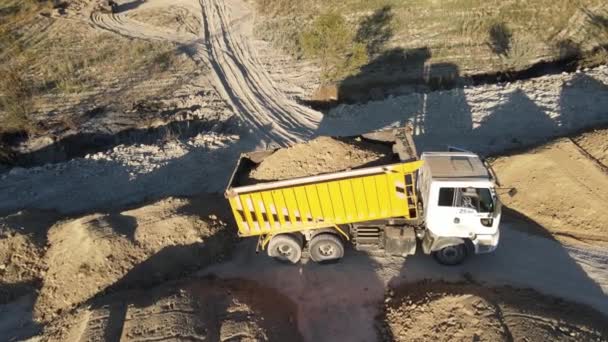 Dump Φορτηγό Ένα Λευκό Ταξί Εκφορτώνει Την Άμμο Του Εδάφους — Αρχείο Βίντεο