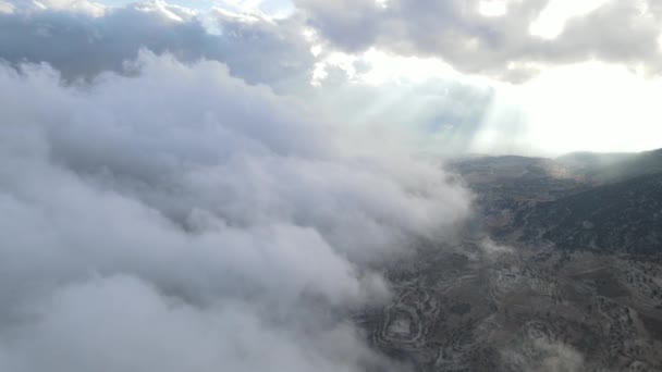 在云层后面看到的地球的灰蒙蒙的鸟瞰 在云雾中看到的巨大的纹理 在美丽的云彩天空背景下 在地平线上可以看到地球的曲率 — 图库视频影像