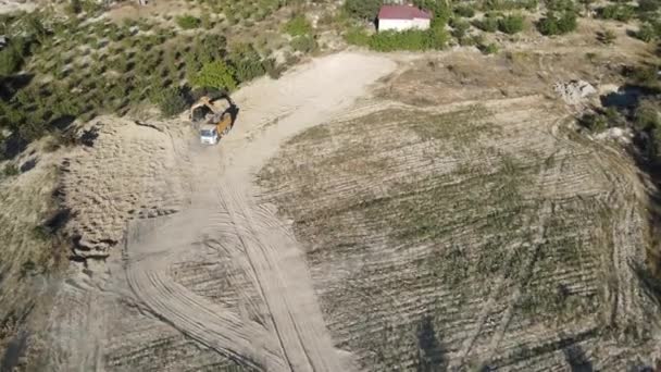 Luftaufnahme Eines Baggers Der Sand Lkw Container Erdfeld Zwischen Häusern — Stockvideo