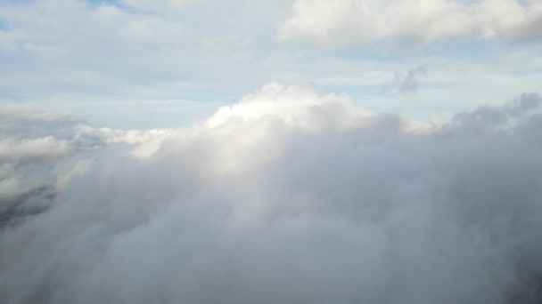 Μεγάλο Χνουδωτό Σύννεφο Υφή Όμορφο Τοπίο Φόντο Ηλιόλουστο Συννεφιασμένο Ουρανό — Αρχείο Βίντεο