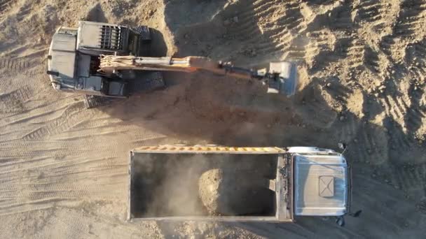 Luftaufnahme Eines Baggers Der Sand Vom Boden Auf Den Lkw — Stockvideo