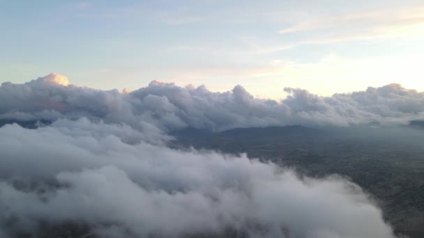 Vista Céu Nublado Deriva Céu Tarde Sobre Campo Bela Paisagem — Vídeo de Stock