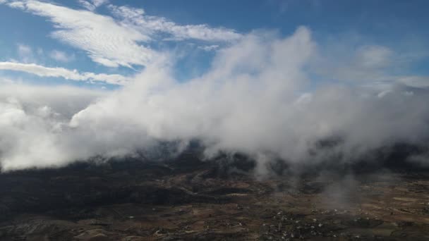 Mavi Gökyüzündeki Güzel Bulutların Altında Köyün Insansız Hava Aracı Manzarası — Stok video