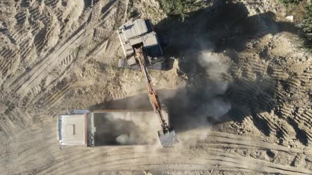 Menggali Truk Dengan Tampilan Tanah Udara Ekskavator Memuat Pasir Dalam — Stok Video