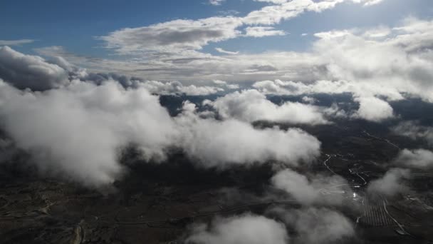 Vista Aérea Nubes Bajas Montañas Pueblo Cielo Colorido Atardecer Vista — Vídeos de Stock