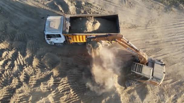 Luftaufnahme Des Sandtransfers Von Lkw Und Bagger Bei Der Arbeit — Stockvideo