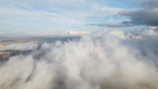 Nuvens Brancas Fundo Céu Azul Acima Terra Verde Nuvens Cúmulos — Vídeo de Stock