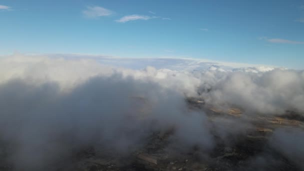 Vista Aérea Drone Cidade Sob Céu Nublado Pico Montanha Nevoeiro — Vídeo de Stock