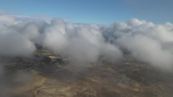 高空空中俯瞰着被暴雨前形成的浮肿积云覆盖的大地 — 图库视频影像