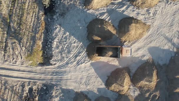 Vue Aérienne Une Excavatrice Déversant Terre Sur Camion Benne Basculante — Video