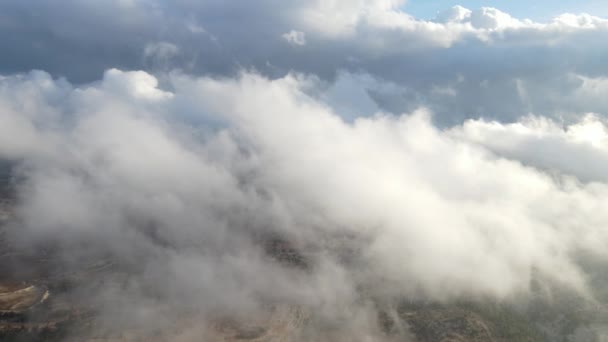 Bruin Aardelandschap Gezien Door Witte Wolken Grijze Wolken Blauwe Lucht — Stockvideo