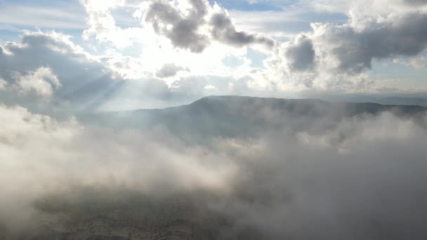 Beyaz Güneş Mavi Gökyüzünde Arka Planda Gri Dağın Üstünde Kümülüs — Stok video
