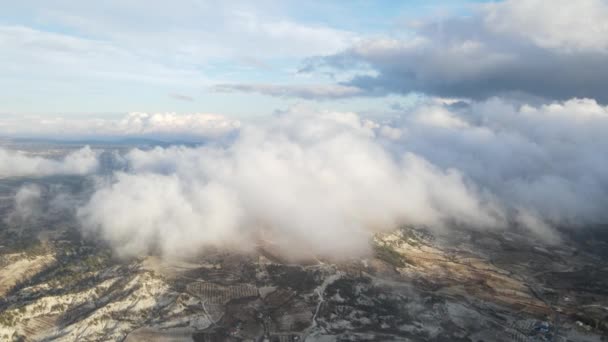 Кучевые Облака Высоко Небе Пейзаж Горы Красивый Облачный Вид Самолета — стоковое видео
