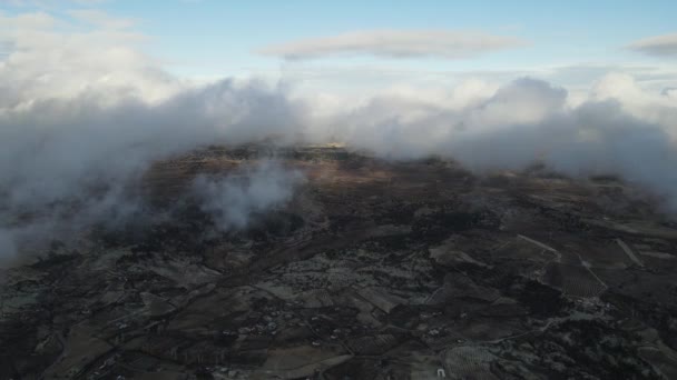 Montañas Las Nubes Amanecer Otoño Pueblo Vista Aérea Niebla Campo — Vídeo de stock