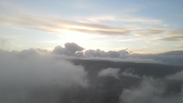Voando Através Várias Camadas Nuvens Sol Horizonte Vista Aérea Dos — Vídeo de Stock
