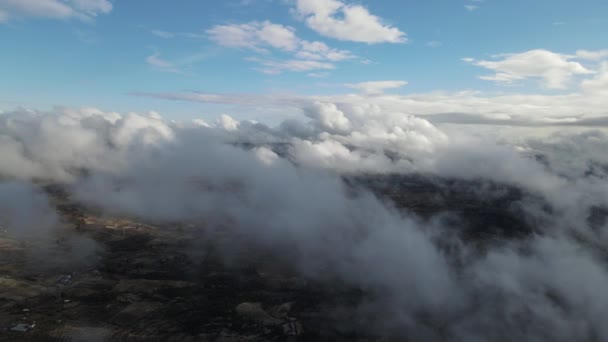 Pohled Město Hory Šedé Oblačné Oblohy Nadýchané Mraky Zasažené Slunečním — Stock video