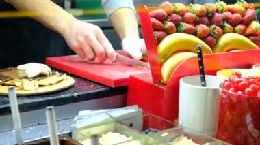 Sokak yemeklerinden waffle yapmak, şefin turistik bölgelerde lezzet gösterisi yapması, waffle yapması.