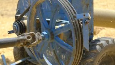 Dönen tekerlek videoları, dönen traktör çarkı, ilkel tarımda hamur makinesi.