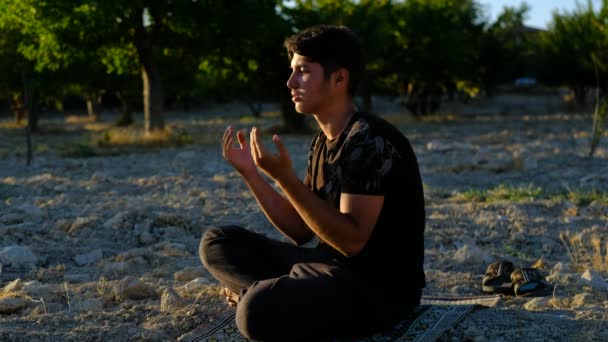 男人祷告录像 希望宽恕的年轻农民 在花园里献上腊肠 向大自然献祭 — 图库视频影像