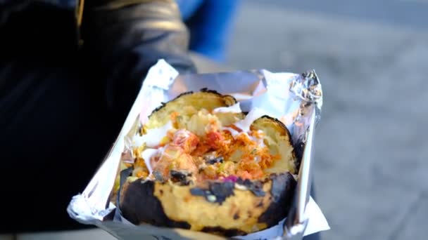 Obraz Tradycyjnej Kuchni Tureckiej Pieczone Ziemniaki Przystawka Posiłek Sprzedawany Ulicach — Wideo stockowe