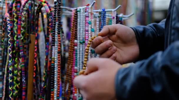 Image Des Chapelets Dans Boutique Cadeaux Qui Est Formé Par — Video