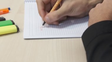 Öğrenci Tarihi masası, not defterine not alan öğrenci, kalemle, tarih dersleriyle, kağıt üzerine İngilizce kelime yazan öğrenci.