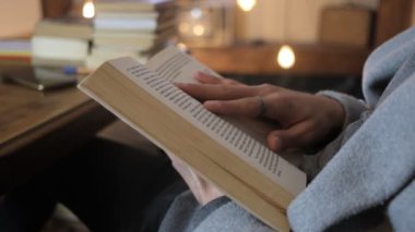 Erkeğin sayfaları çevirme görüntüsü okunmuş, kitap resimleri sayfalar ve yazılar