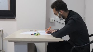 Öğrenci Maskesi Yazma Dersi, Sınav, ders, eğitim ve eğitim hayatını çözen öğrenci, erkek öğrenci sınıfta notlar alıyor