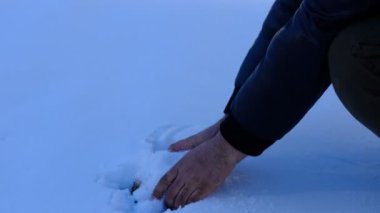 Kartopu yapmak, bir avuç karı yuvarlamak, kartopu yarışındaki topları yapmak ki bu kış eğlencesi.