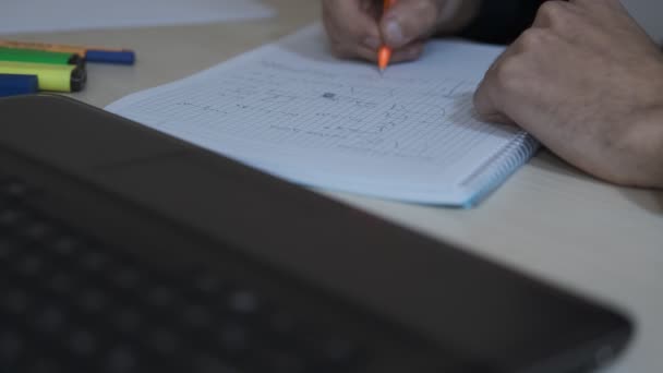 Erkek Ödevi Öğrencinin Renkli Kalemlerle Notlar Alması Yakın Çekim Çalışması — Stok video