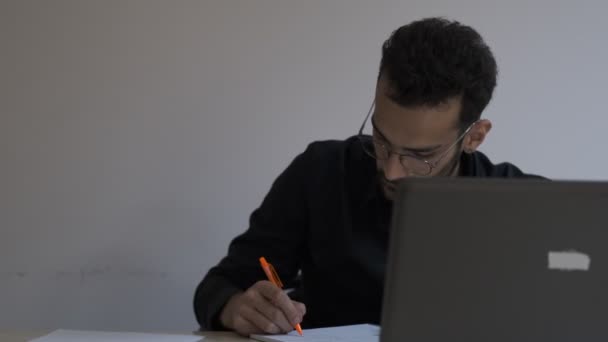 Erkek Öğrenci Çalışıyor Çalışkan Öğrenci Çalışıyor Kalemle Alıyor Bilgisayarda Çalışıyor — Stok video