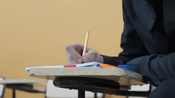 Студент Пише Статтю Папері Студент Екзаменаційному Малюнку Вчиться Робить Нотатки — стокове відео