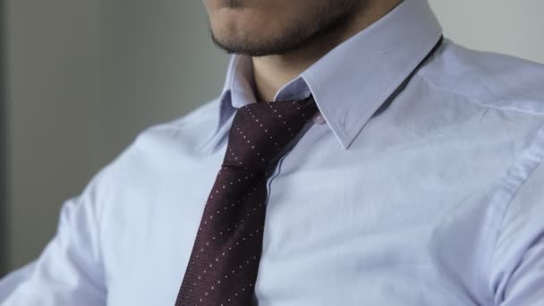 彼のネクタイで遊んで仕事から疲れてビジネスマン 彼のネクタイを緩めしようとしてスーツの男のイメージ ネクタイを延長男を緩めます — ストック動画