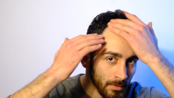 男人检查他的头发 男人检查他的秃头 中年秃头 脸上不健康的表情 — 图库视频影像