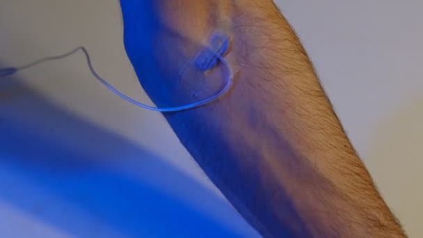 Het Beeld Van Serum Bevestigd Aan Arm Blauw Licht Intraveneuze — Stockvideo