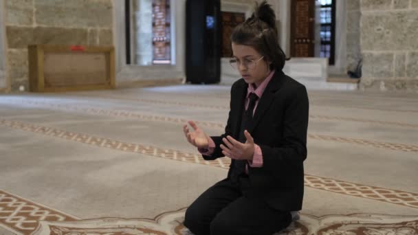 Niño Sentado Rodillas Rezando Mezquita Niño Musulmán Quiere Por Suerte — Vídeo de stock