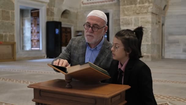 Dziadek Uczy Wnuczkę Recytować Koran Meczecie Obraz Chłopca Biorącego Lekcję — Wideo stockowe