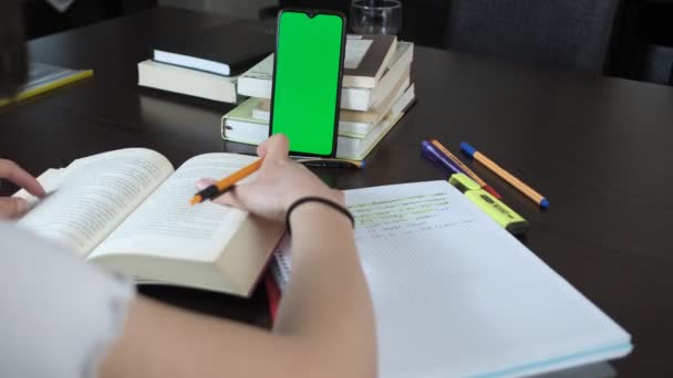 Menonton Pelajaran Anda Layar Telepon Menghadiri Kelas Layar Telepon Dalam — Stok Video