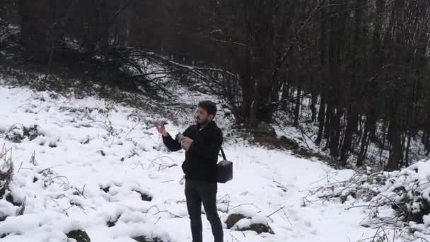 Nın Karlı Ormanı Gezerken Işini Bitirirken Onu Kapatırken Görüntüsü — Stok video