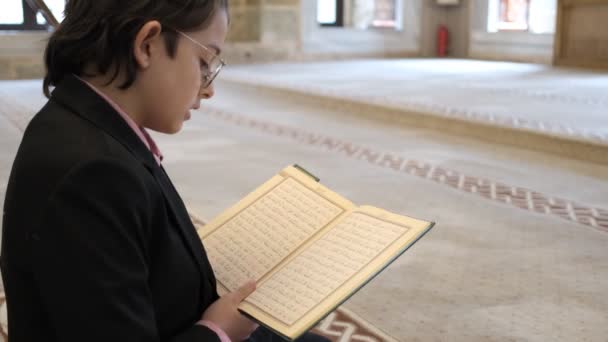 Image Little Boy Reciting Verses Quran Holding Man Reading Quran — Stock Video