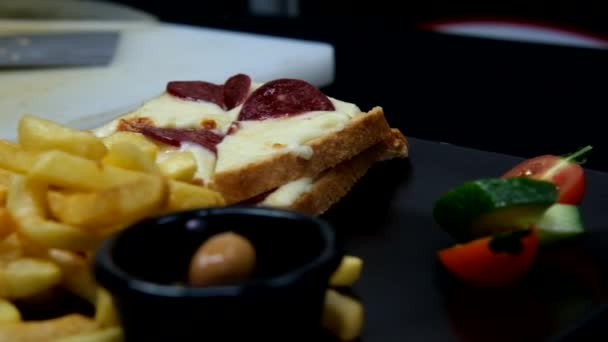 Geïsoleerde Promotionele Afbeelding Van Ontbijt Serveerbord Toast Frietjes Zwarte Plaat — Stockvideo