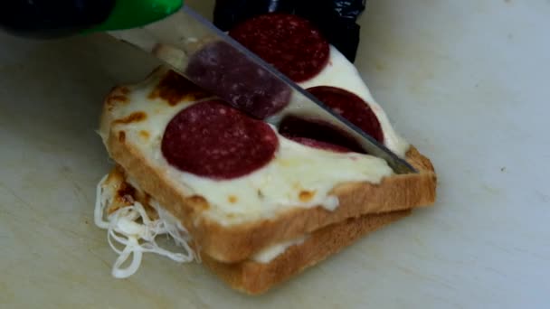 Yavaş Çekimde Çedar Ekmeği Bıçakla Yumuşak Sıcak Tost Lezzetli Kahvaltı — Stok video